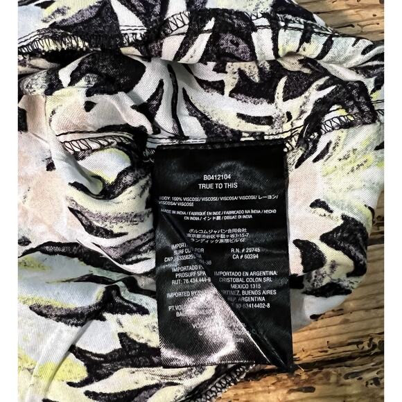 Volcom Women’s Size XS Black Floral Spaghetti Strap Top - NWOT - Picture 8 of 8